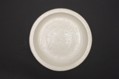 图片[2]-Dingyao white glaze carved peony pattern folding plate-China Archive
